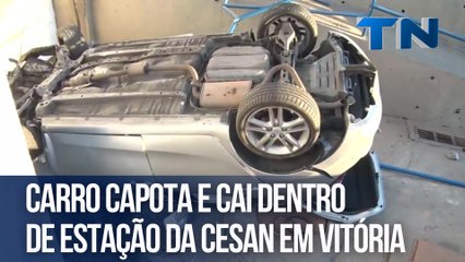 Carro capota e cai dentro de estação da Cesan em Vitória