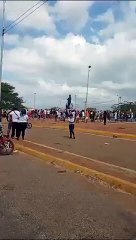 Estatua de Chávez en Falcón ya es historia: derrumbada por manifestantes