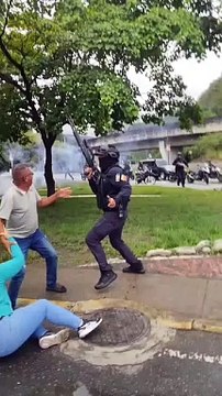 Militares lanzan bombas lacrimógenas contra venezolanos que rechazan resultados presidenciales