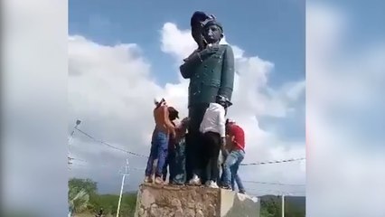 ext-Estatua de Hugo Chaves es derribada-290724