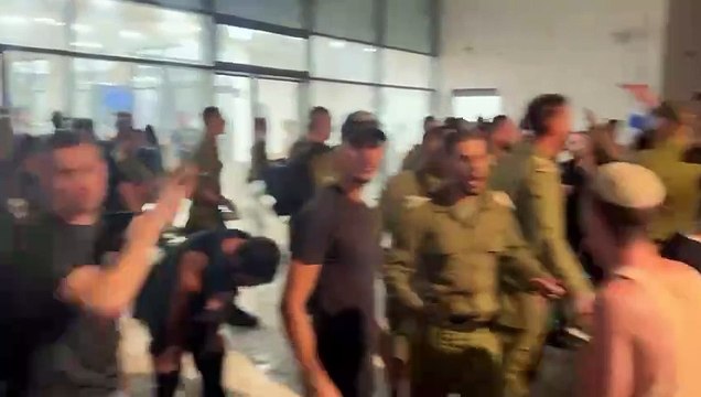 Imágenes adicionales muestran enfrentamientos cuando los colonos israelíes irrumpieron en el tribunal militar israelí en Beit Lid