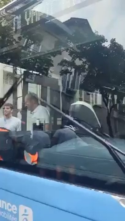 JO de Paris #insolite : l’équipe grecque de water-polo soulève des voitures pour faire passer son bus #paris2024 #waterpololife #waterpoloplayer #grece #bus #car #embouteillage #circulation