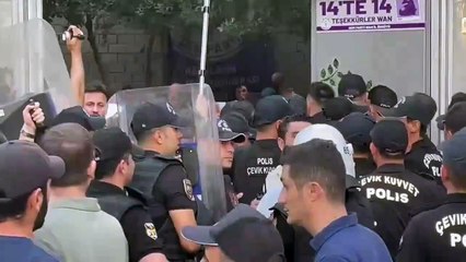 DEM'e terör halayı müdahalesi: Çok sayıda gözaltı var