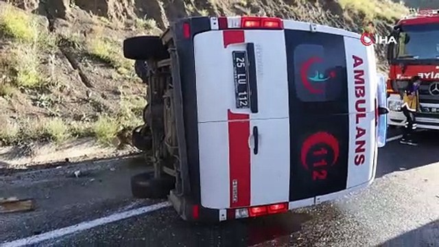 Erzurum'da feci kaza! Ambulans ile hafif ticari araç çarpıştı: 4 ölü, 1 yaralı