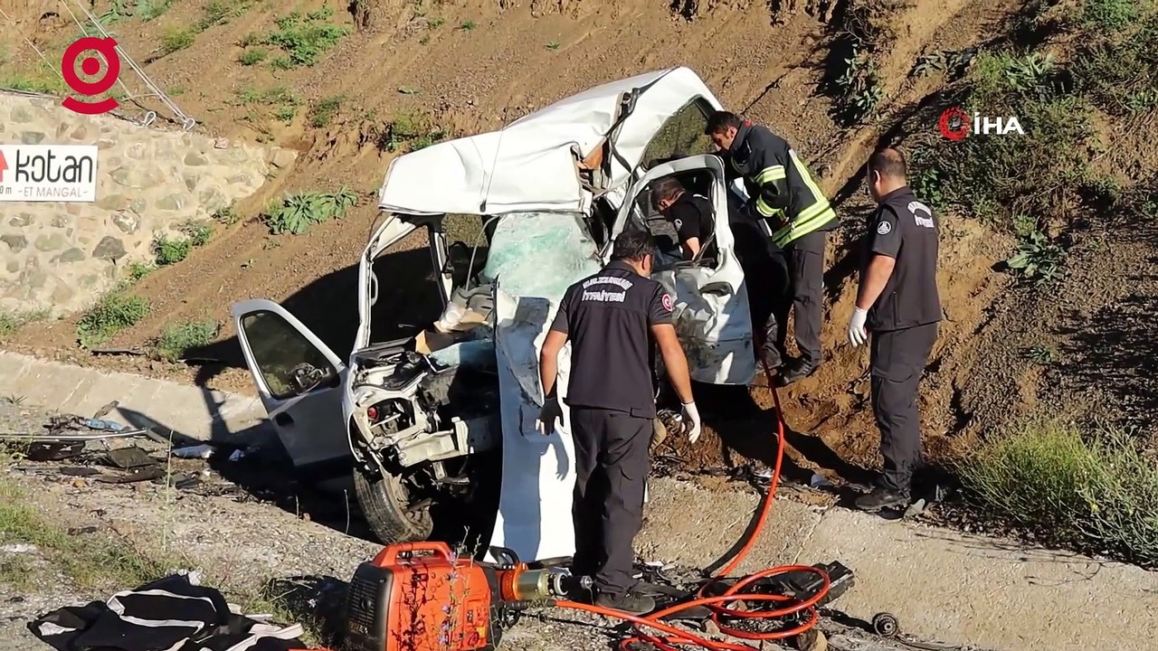 Erzurum'da Feci Kaza! İki Araç Kafa Kafaya Çarpıştı: Çok Sayıda Ölü Var