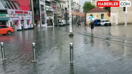 Taksim'de sağanak yağış: Yağmurdan kartonla korundu