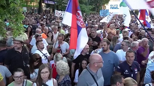 Milhares de pessoas manifestam-se em várias cidades da Sérvia para protestar contra negócio do lítio