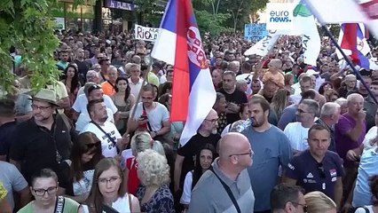 Milhares de pessoas manifestam-se em várias cidades da Sérvia para protestar contra negócio do lítio