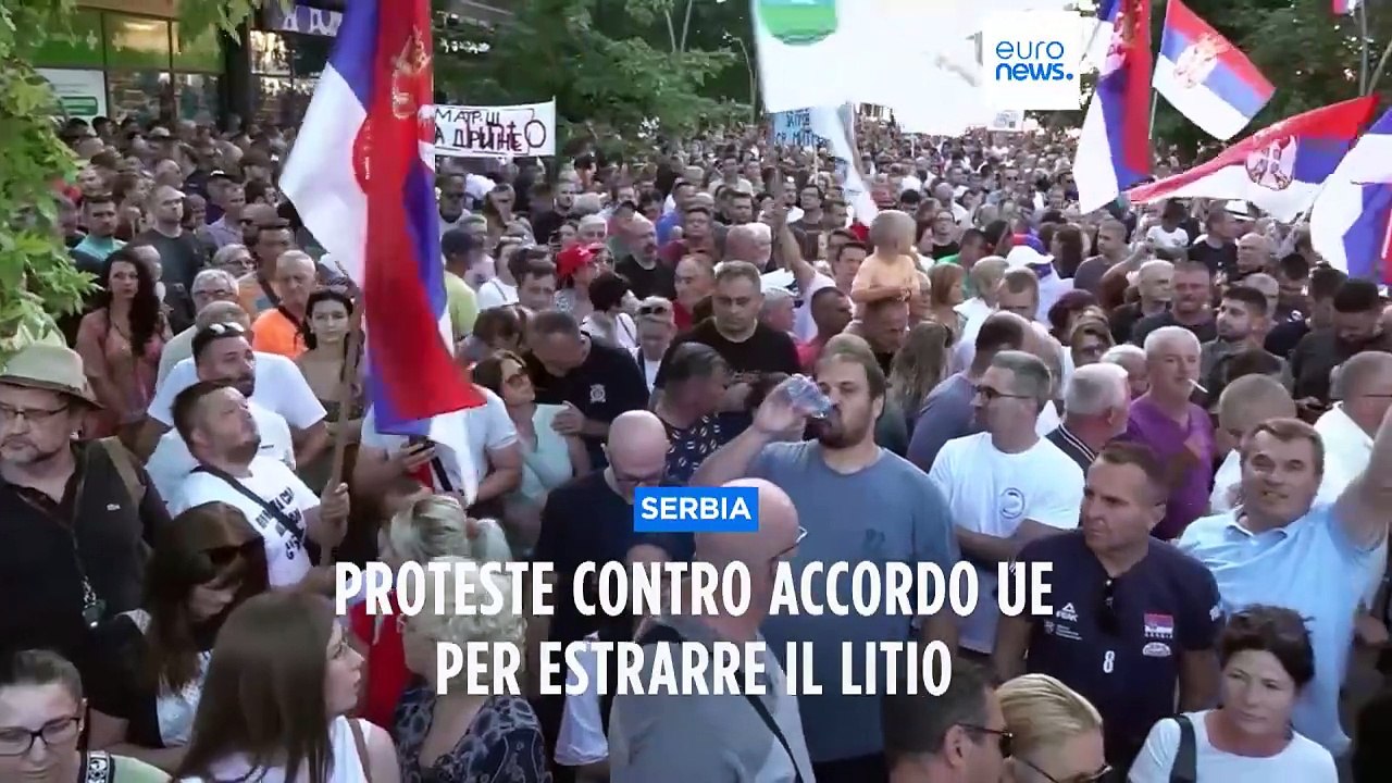 Migliaia di persone protestano in diverse città della Serbia contro l'accordo Ue sul litio