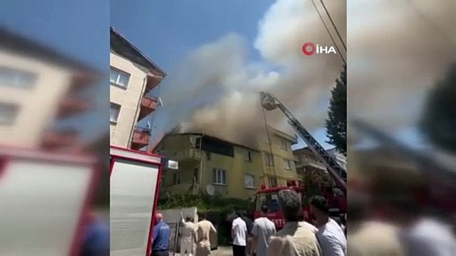 Yalova’da 2 Katlı Binanın Çatı Katında Yangın