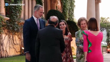 Los Reyes reciben a la sociedad balear en los jardines de Marivent