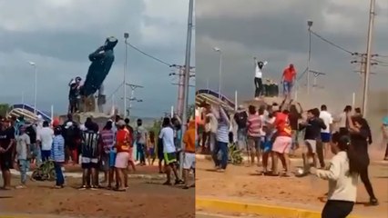 Así derriban una de las estatuas de Hugo Chávez en Venezuela