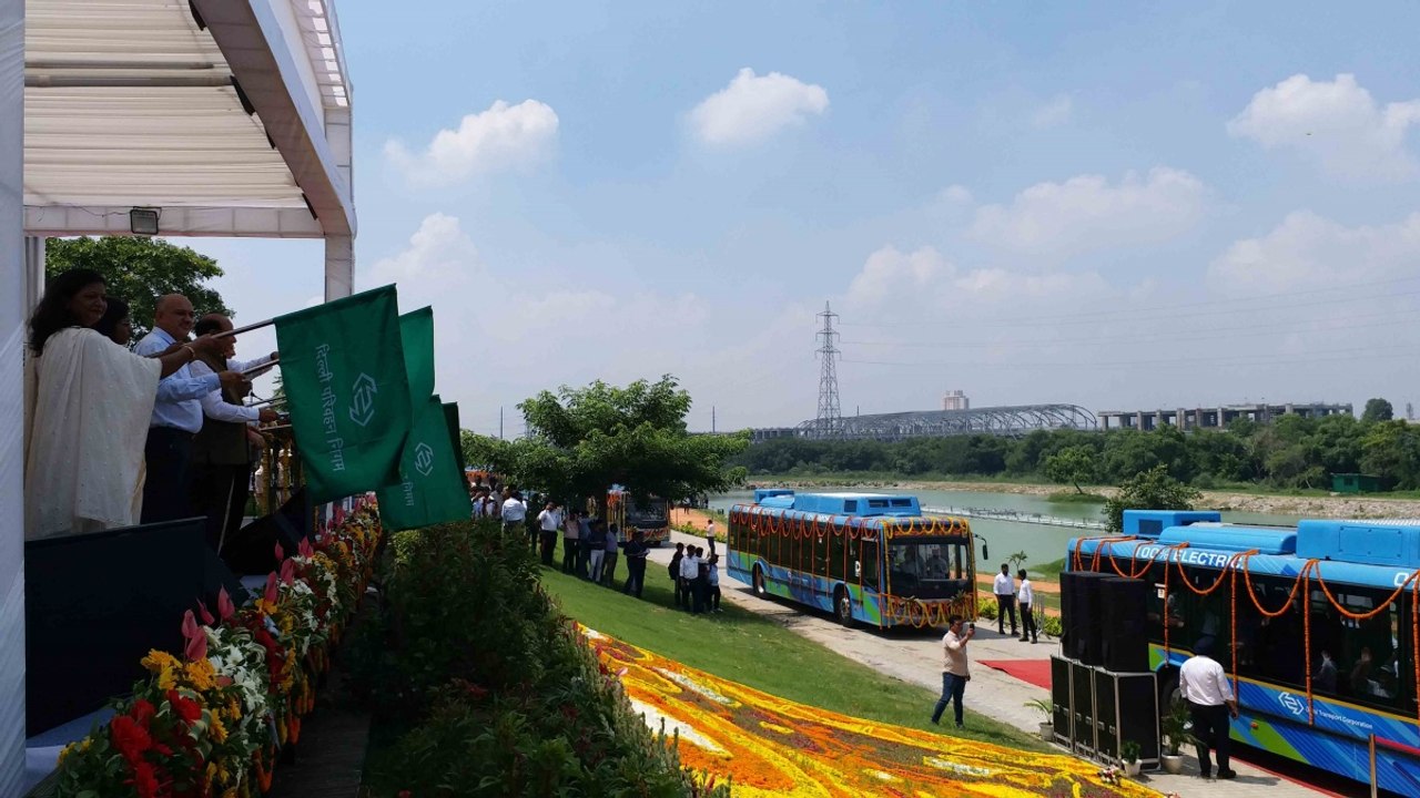 दिल्ली की सड़कों पर 320 नई इलेक्ट्रिक बसें उतरी, परिवहन मंत्री व एलजी ने दिखाई हरी झंडी
