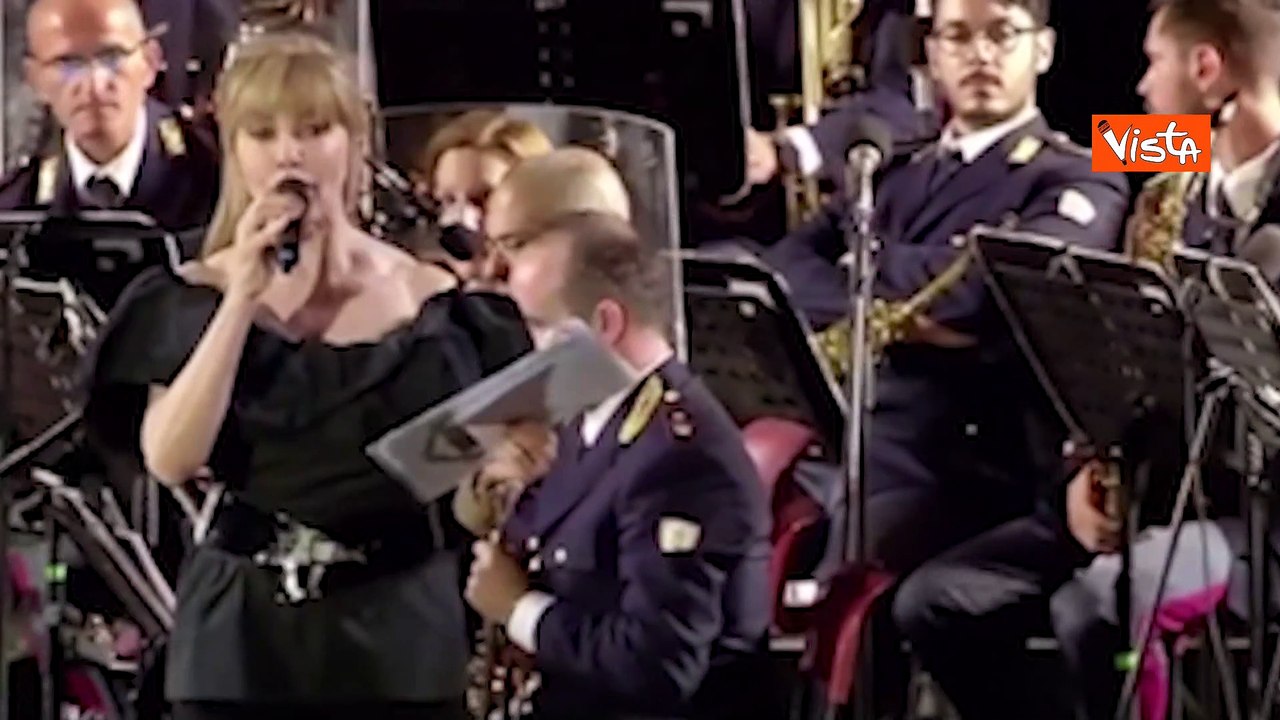 "Ceccon ha vinto l'Oro", l'annuncio di Milly Carlucci durante il concerto della Polizia a Roma