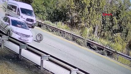 Trafikte otomobilin tekerinin çıktığı anlar kamerada
