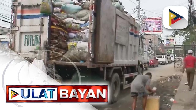 Bulto-bultong basura, naiwan sa ilang kalsada sa Q.C. dahil sa pagbaha; Pamahalaan, nanawagan sa publiko na magkaroon ng disiplina sa pagtatapon ng basura