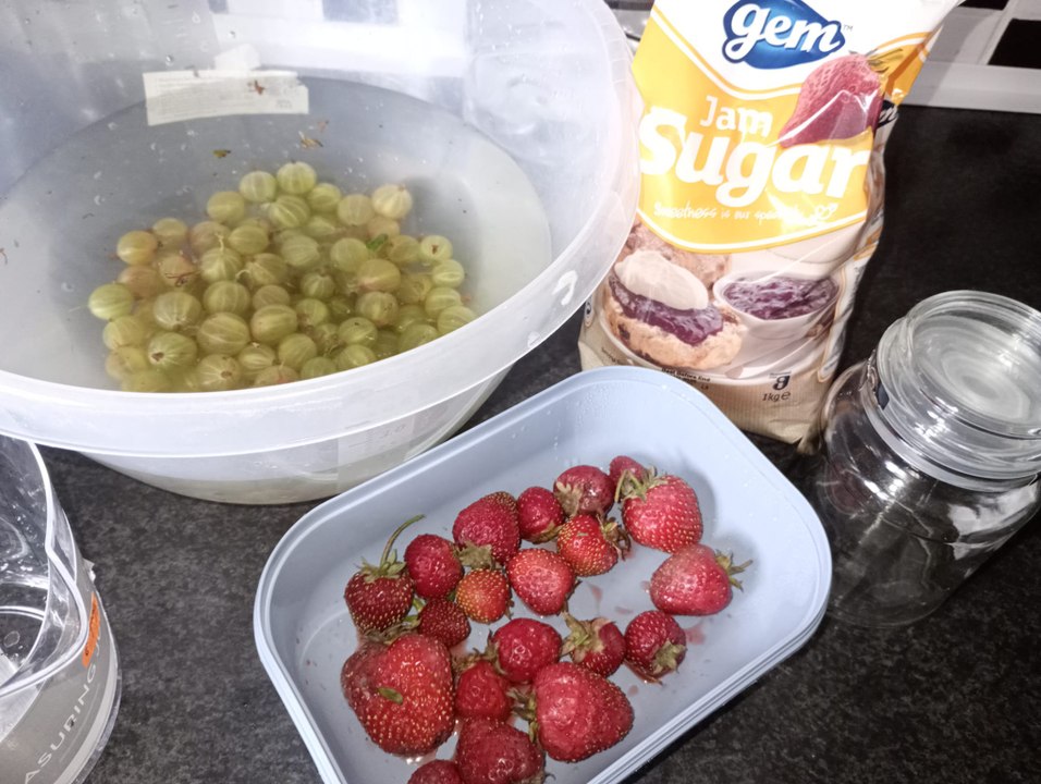 Making jam from fruit - Gardening with Brendan