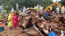 Alrededor de un centenar de muertos por deslizamientos de tierra en India