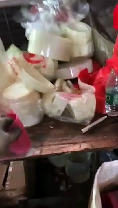 फैक्ट्री में प्लास्टिक कप मोल्डिंग