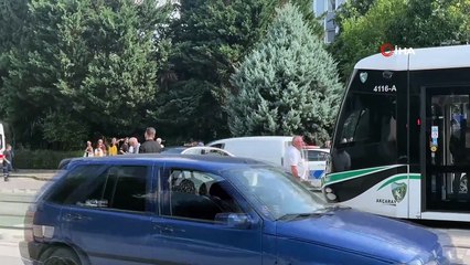 Kocaeli'de tramvay otomobile çarptı 3 yaralı