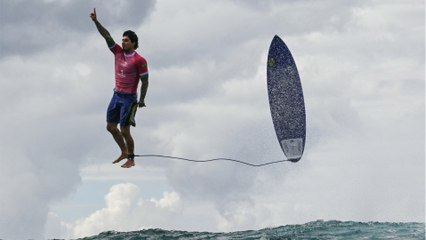 Avez-vous vu cette photo d’un surfeur brésilien aux JO qui fait le buzz dans le monde entier ?