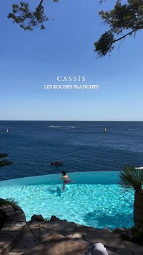 L'adresse à retenir entre Marseille et la Côte d'Azur cet été Tague la personne qui doit t'y emmener ! Bienvenue aux Roches Blanches, un hôtel de rêve perché face au cadre paradisiaque de Cassis et du Cap Canaille, sur les eaux turquoise de la Méditer