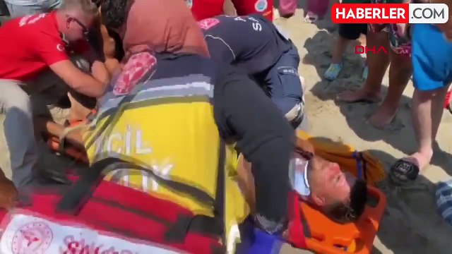 Boğulma tehlikesi geçirenlerin yardımına koşan cankurtaran feci şekilde kaza geçirdi