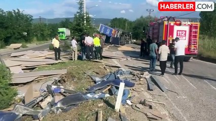 Kastamonu'da devrilen tırdaki suntalar yolu trafiğe kapattı: 1 yaralı