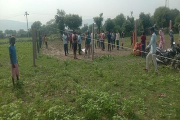 आपके महकमे के उस अधिकारी क़ो बुलाओ या हमारी बात कराओ, जिसके पास मुआवजा देने के पावर हो...