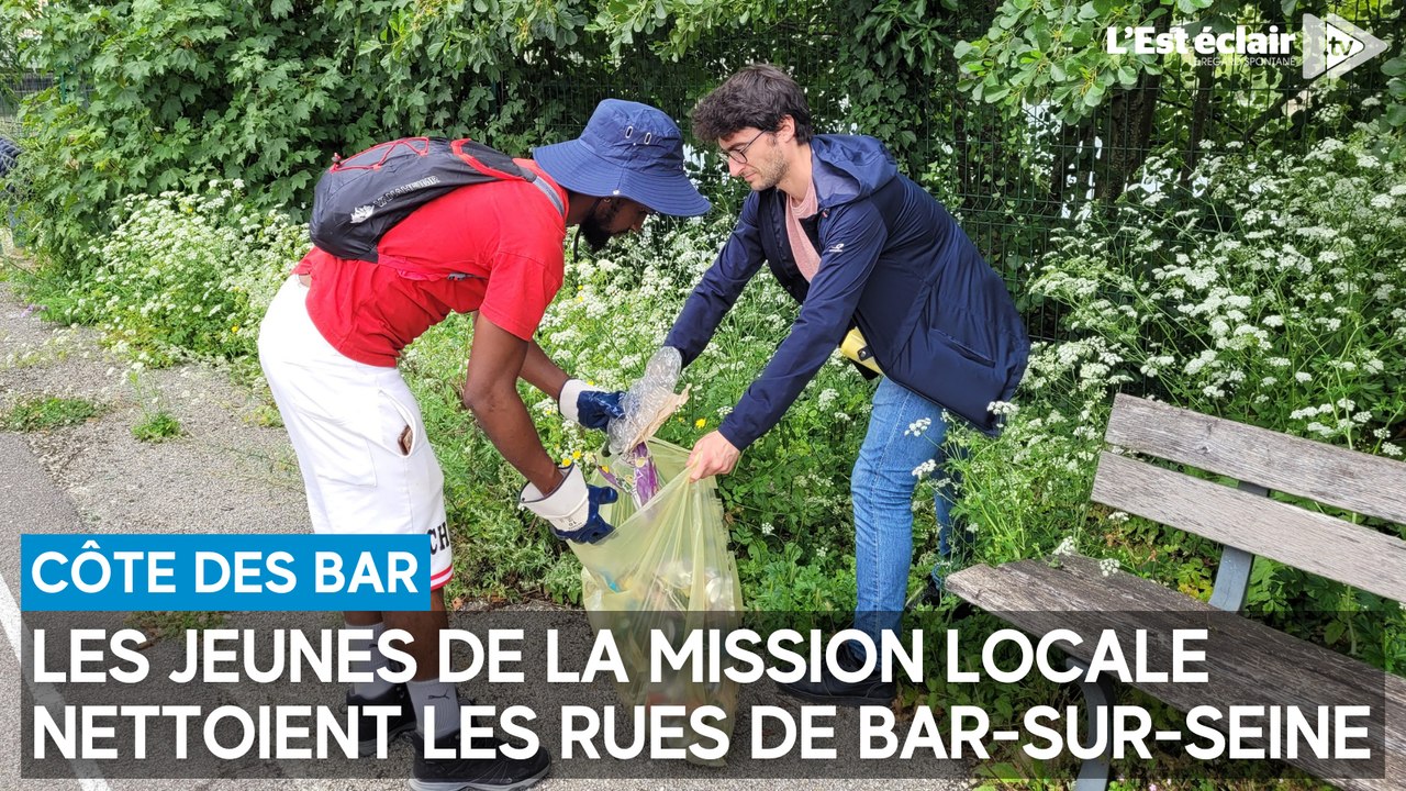 Les jeunes de la mission locale de la Côte des Bar ramassent les déchets abandonnés dans les rues