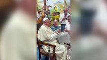 Papa Francesco ad Ostia, un bambino gli porge un regalo: «Qui ci sono 5 euro per comprare il gelato»
