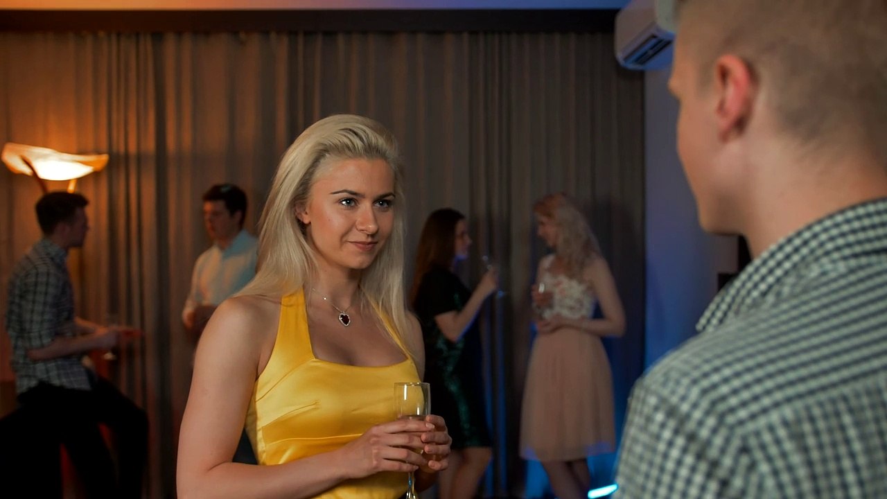 mixkit-woman-flirting-with-a-man-at-a-party-4662-full-hd
