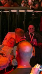 Nick Carter, do Backstreet Boy canta para fã com doença terminal