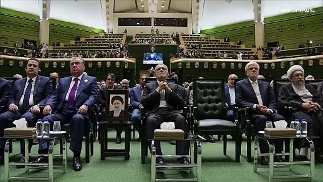 شاهد: الرئيس الإيراني يؤدي اليمين الدستورية أمام البرلمان