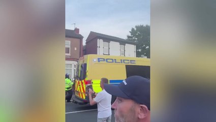 Video herunterladen: Police riot vans and officers attend Southport stabbing scene as large crowds gather near mosque