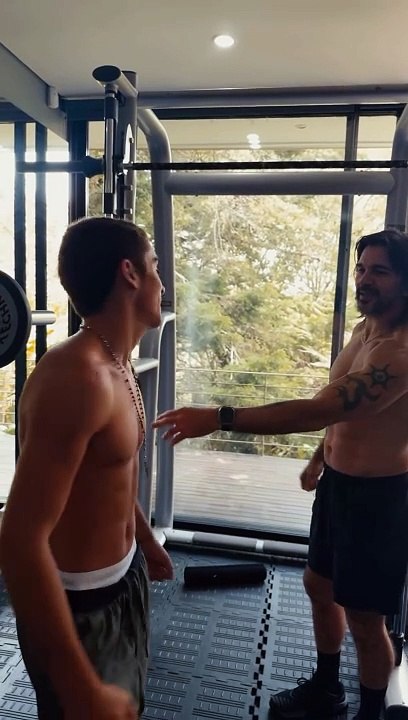 Juanes y su hijo se quitaron la camisa negra para mostrar sus “cuadritos”