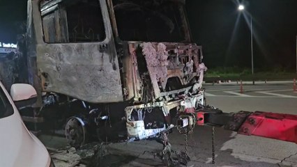 고속도로 달리던 4.5톤 활어차 화재...4천만 원 피해 / YTN