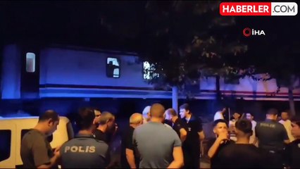 Manisa'da yolcu treninin çarptığı 2 kişi yaralandı