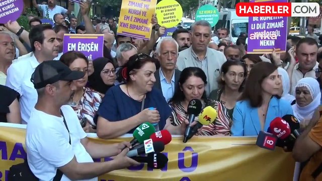 Diyarbakır'da Kürtçe yazıların silinmesi protesto edildi