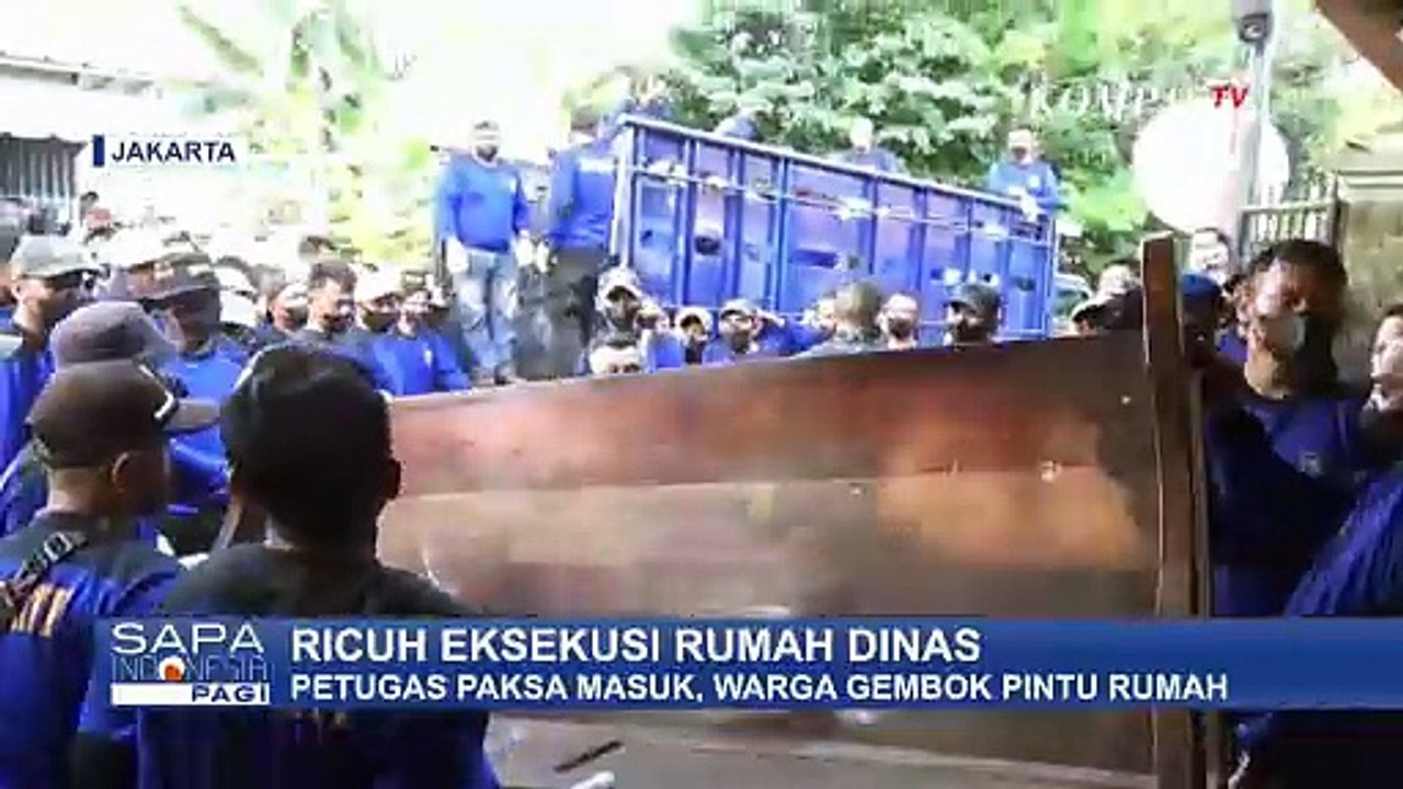 Eksekusi 52 Rumah Dinas PT Pertani Ricuh, Warga vs Petugas Adu Mulut dan Saling Pukul