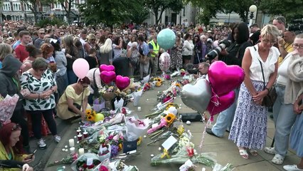 Estallan enfrentamientos tras muerte de tercera niña en ataque en Reino Unido