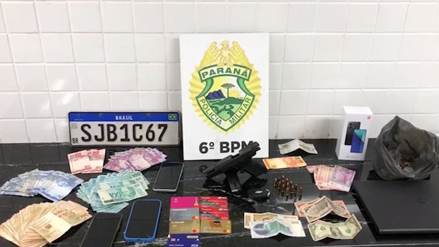 Suspeitos de furtos em série são presos em Cascavel: PM apreende carro com pistola e dinheiro estrangeiro