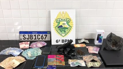 Suspeitos de furtos em série são presos em Cascavel: PM apreende carro com pistola e dinheiro estrangeiro