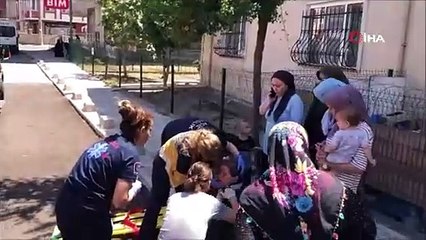 Yolun karşısına geçmek istediler! Otomobil anne ve 2 çocuğuna bakın nasıl çarptı