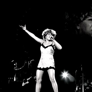 Glasgow announcement of Tina Turners passing