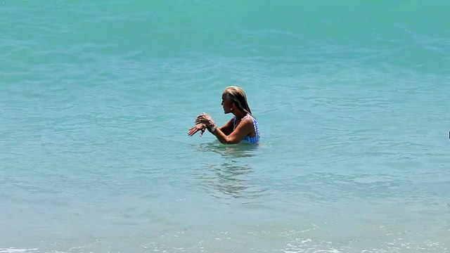 El monumental enfado de Carmen Lomana con la prensa al darse cuenta de que la graban en la playa de Marbella