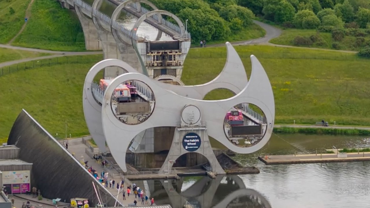 Erstaunliche zeitrafferaufnahmen zeigen das falkirk wheel im betrieb