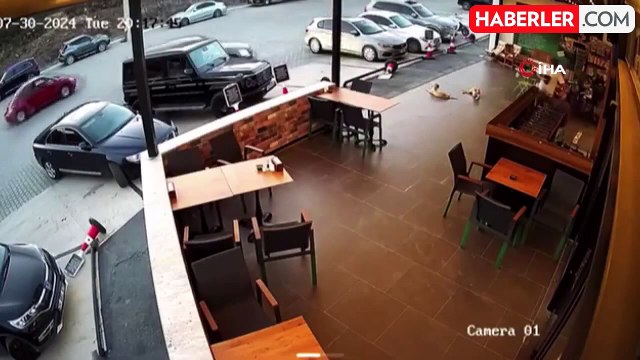 Park etmek isterken markete daldı... O anlar kameraya böyle yansıdı