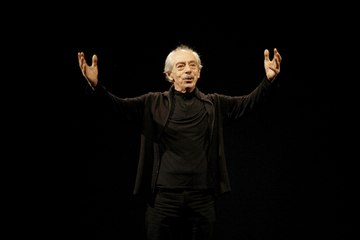 Genco Erkal'dan Nazım Hikmet şiiri: Akrep gibisin kardeşim...