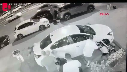 Bakırköy'de eğlence mekanı önündekilere silahlı saldırı kamerada: 2 yaralı